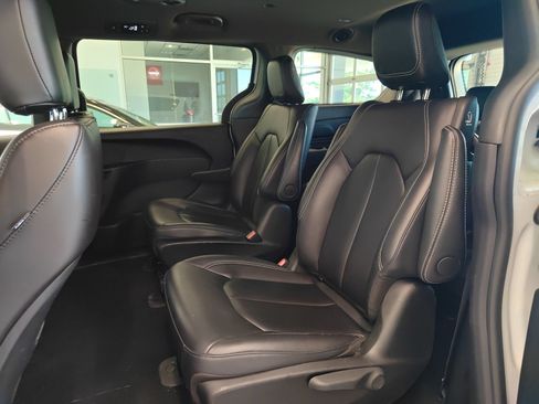 Used 2024 Chrysler Pacifica Limited FWD image 9