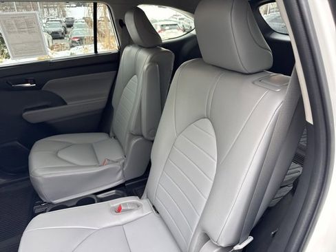 Used 2022 Toyota Highlander XLE image 29