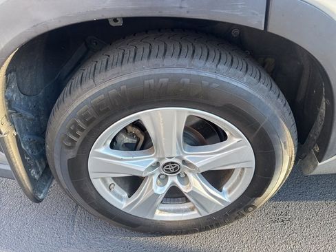 Used 2021 Toyota Highlander LE image 19