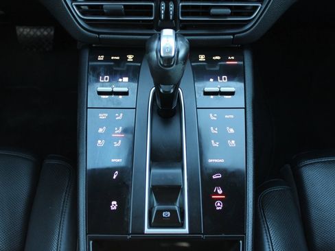 Used 2023 Porsche Macan Turbo image 21