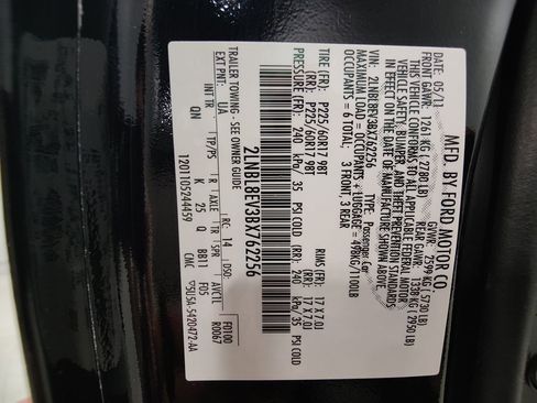 Used 2011 Lincoln Town Car Executive L RWD image 30