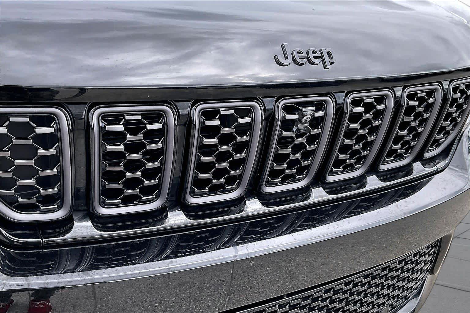 Used 2025 Jeep Grand Cherokee Summit w/ Obsidian Package AWD/4WD image 29
