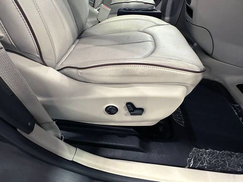 Used 2017 Chrysler Pacifica Limited FWD image 23