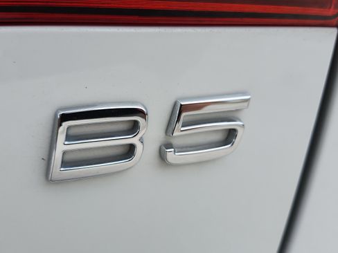 Used 2022 Volvo XC60 B5 Momentum w/ Protection Package Premier image 17