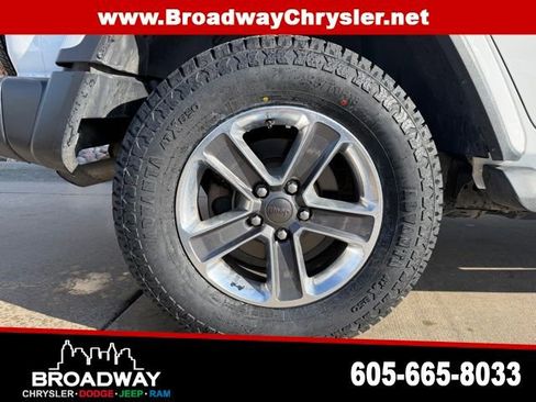Used 2019 Jeep Wrangler Unlimited Sahara w/ Safety Group image 9