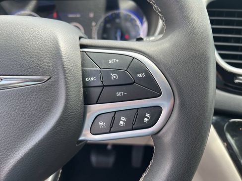 Used 2023 Chrysler Pacifica Touring-L FWD image 32