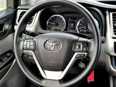 Used 2018 Toyota Highlander LE image 26