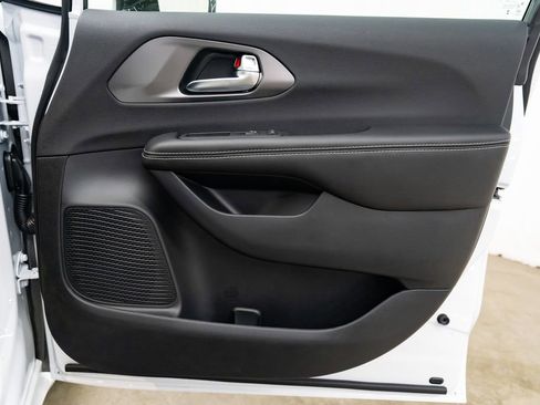 New 2026 Chrysler Pacifica Select image 27