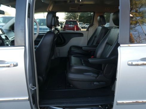 Used 2011 Chrysler Town & Country Touring-L w/ Entertainment Group #2 image 27