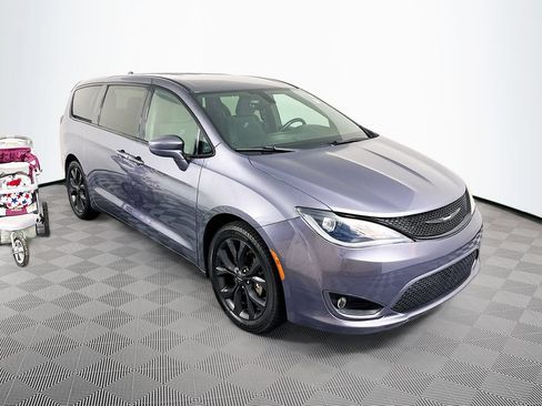 Used 2019 Chrysler Pacifica Touring Plus w/ S Appearance Package FWD image 1