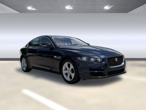 Used 2018 Jaguar XE RWD image 6
