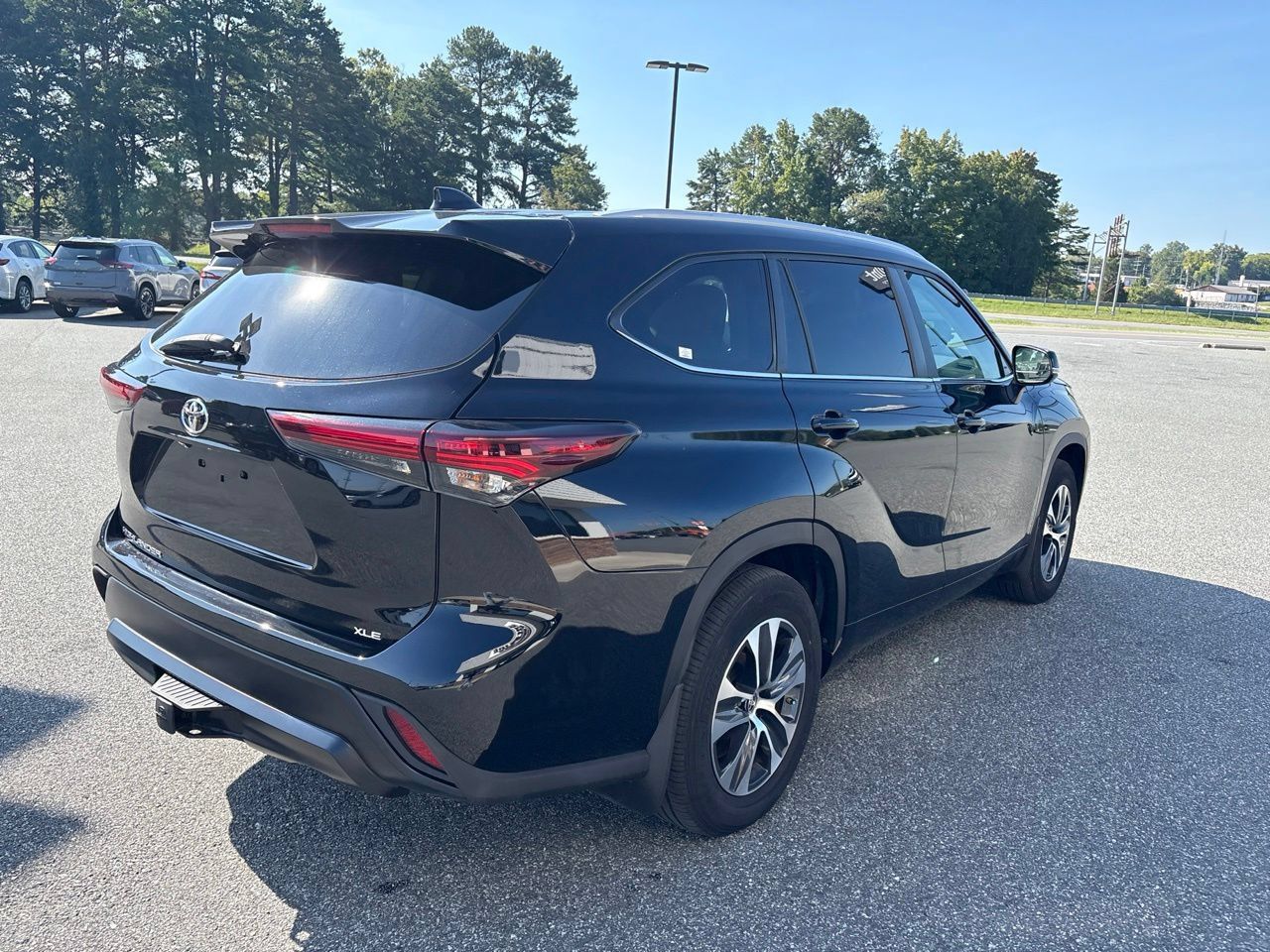 Used 2024 Toyota Highlander XLE FWD image 9