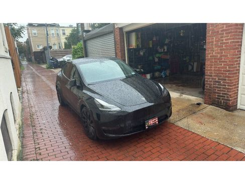 Used 2023 Tesla Model Y Performance AWD/4WD image 2