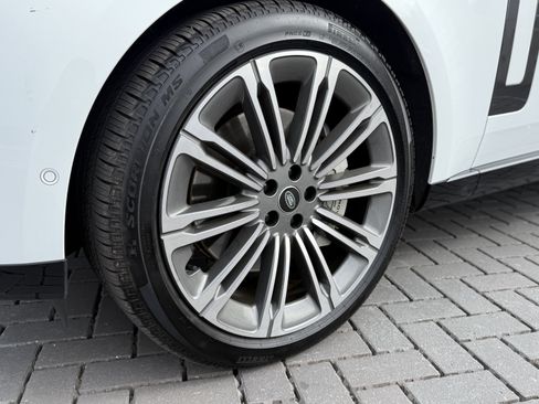 Certified 2025 Land Rover Range Rover SE image 11