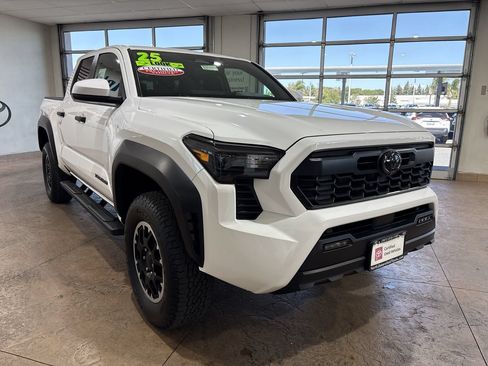 Certified 2025 Toyota Tacoma TRD Off-Road AWD/4WD image 4