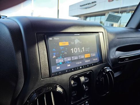 Used 2015 Jeep Wrangler Unlimited Sahara image 21