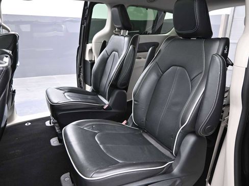 Used 2021 Chrysler Pacifica Limited w/ Uconnect Theater Family Group image 14