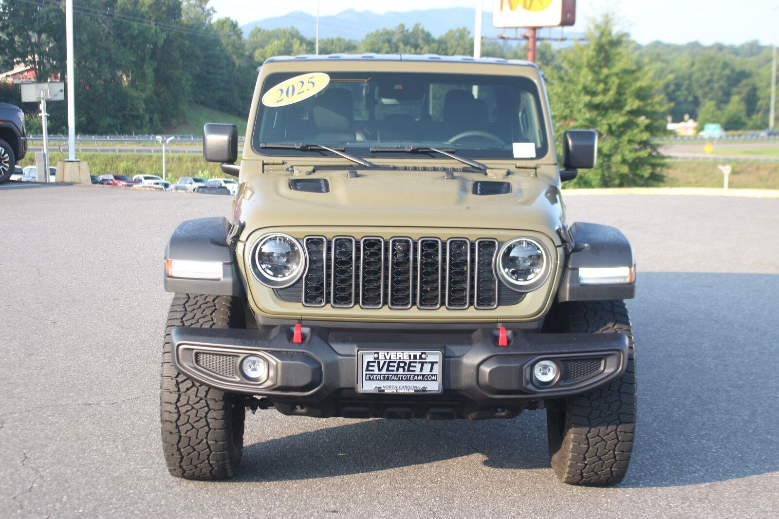 Used 2025 Jeep Gladiator Rubicon w/ Convenience Group AWD/4WD image 2