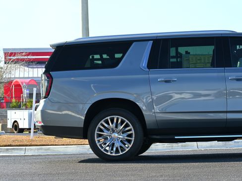 New 2026 Chevrolet Suburban Premier image 5