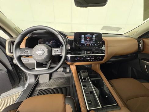 Used 2025 Nissan Pathfinder Platinum w/ Black Appearance Package FWD image 8