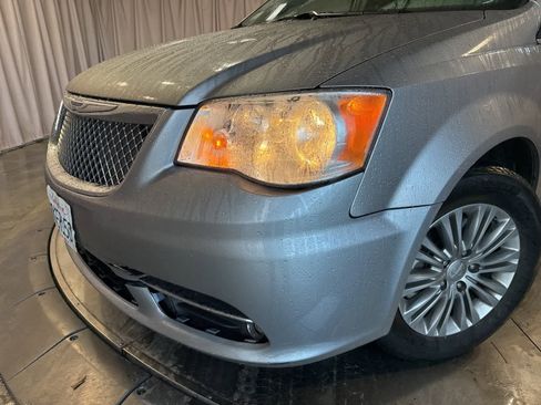 Used 2016 Chrysler Town & Country Touring-L w/ Driver Convenience Group image 13