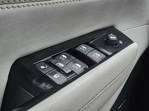 Used 2024 Jeep Wagoneer L Series II image 16