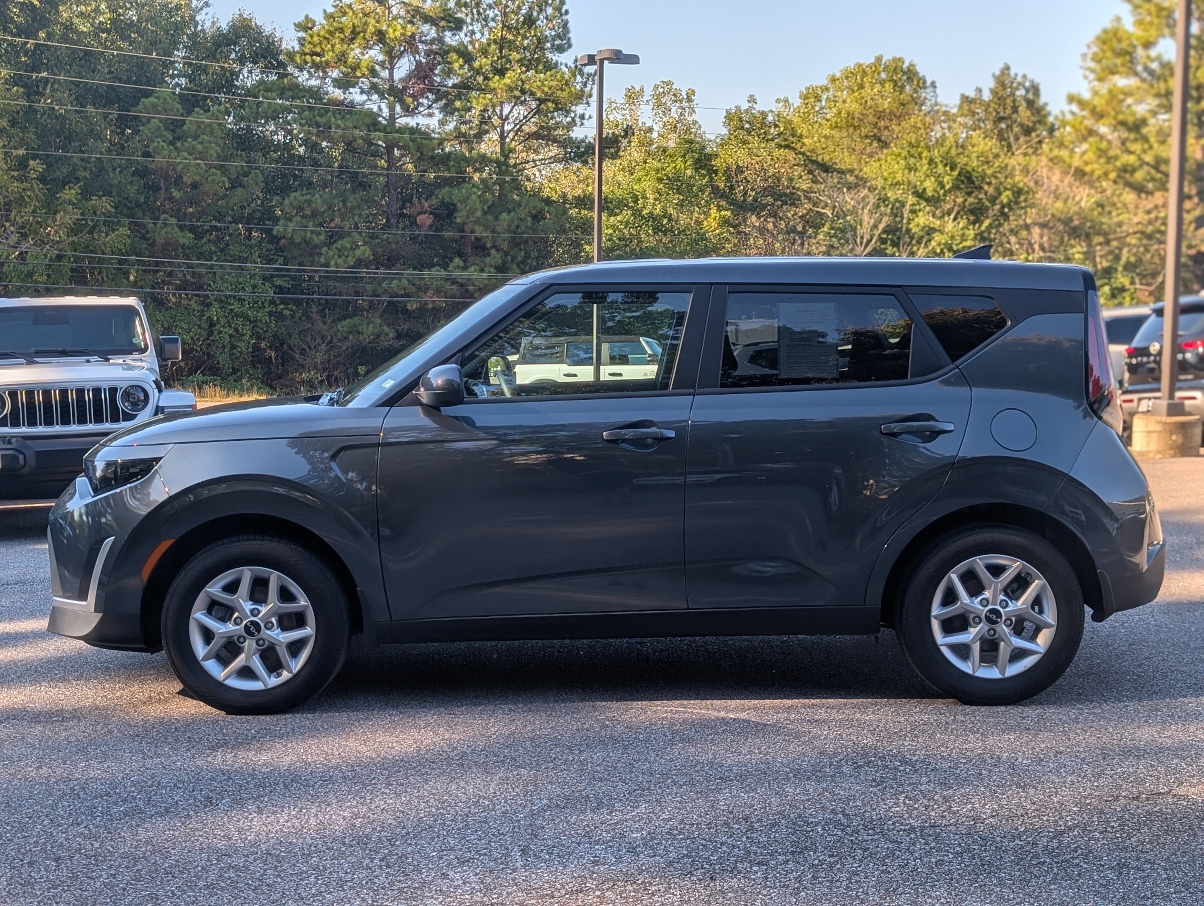 Used 2025 Kia Soul LX w/ LX Technology Package FWD image 6