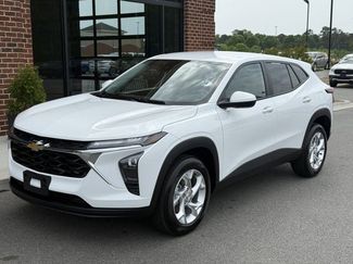 Used 2025 Chevrolet Trax LS w/ LS Convenience Package image 1