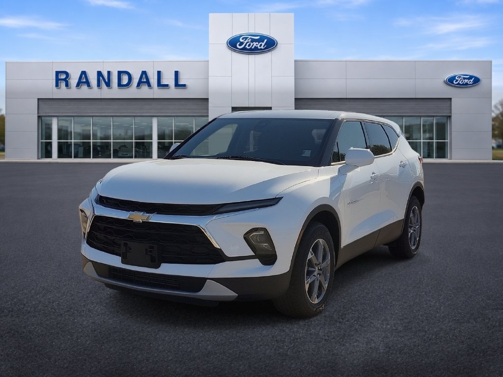 Used 2025 Chevrolet Blazer LT FWD image 2