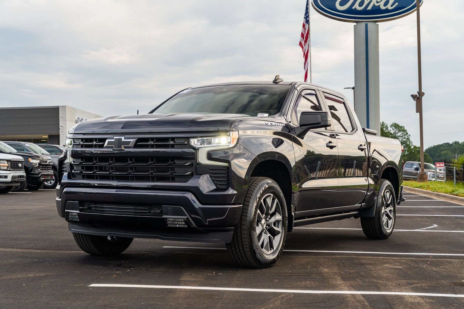 Used 2022 Chevrolet Silverado 1500 RST w/ Convenience Package II AWD/4WD image 3