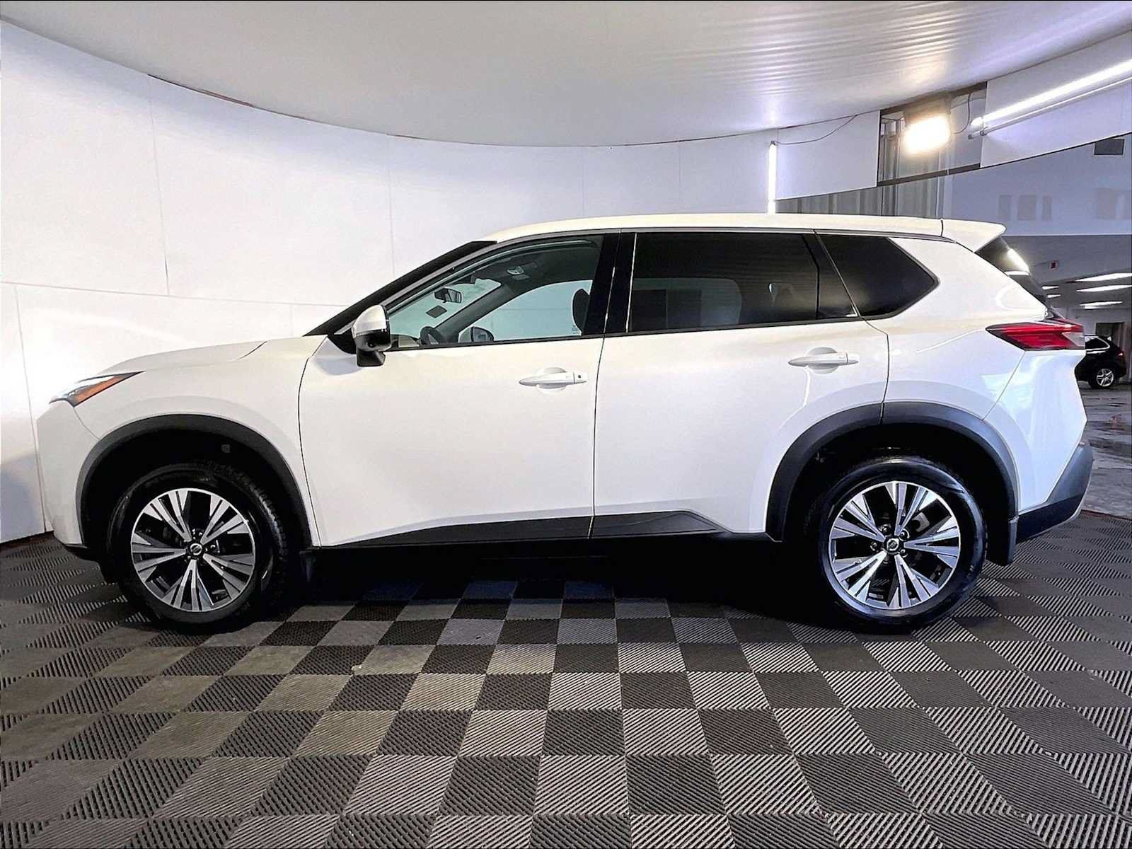 Used 2021 Nissan Rogue SV AWD/4WD image 2