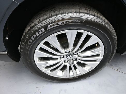 Used 2024 Toyota Venza Limited image 12