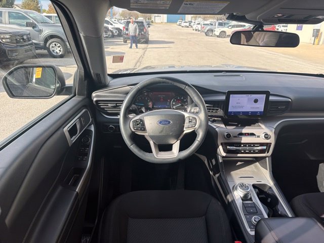 Used 2023 Ford Explorer XLT AWD/4WD image 16