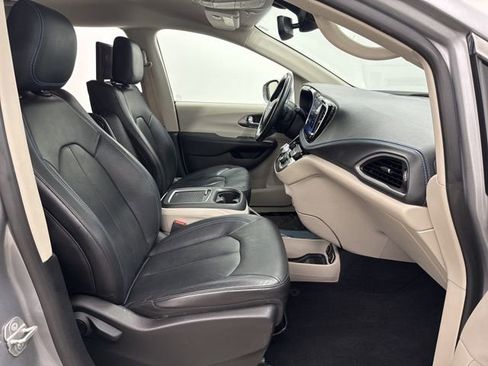 Used 2021 Chrysler Pacifica Touring-L w/ Uconnect Theater Family Group image 29