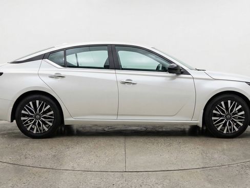 Used 2025 Nissan Altima 2.5 SV image 11