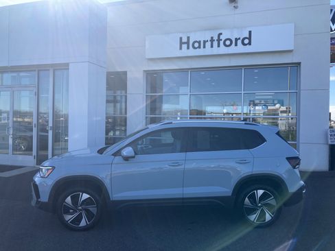 Certified 2025 Volkswagen Taos SE w/ Panoramic Sunroof Package image 1