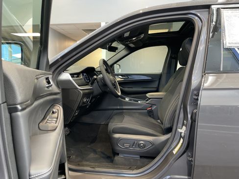 New 2025 Jeep Grand Cherokee Laredo X w/ Luxury Tech Group I RWD image 16