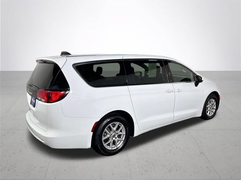 Used 2022 Chrysler Voyager LX FWD image 6
