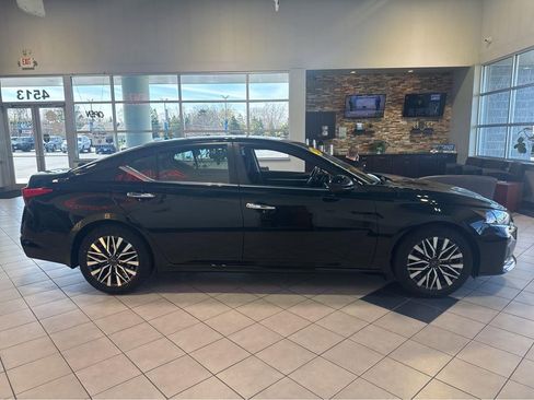 Used 2023 Nissan Altima 2.5 SV w/ SV Premium Package FWD image 14
