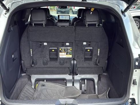 Used 2025 Toyota Sienna Limited image 9
