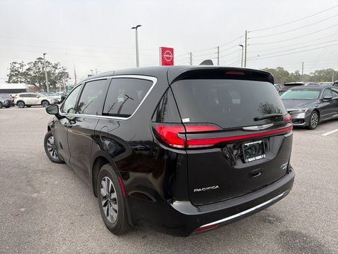 Used 2024 Chrysler Pacifica Select image 9