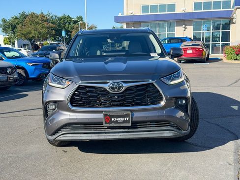 Used 2022 Toyota Highlander Limited AWD/4WD image 3