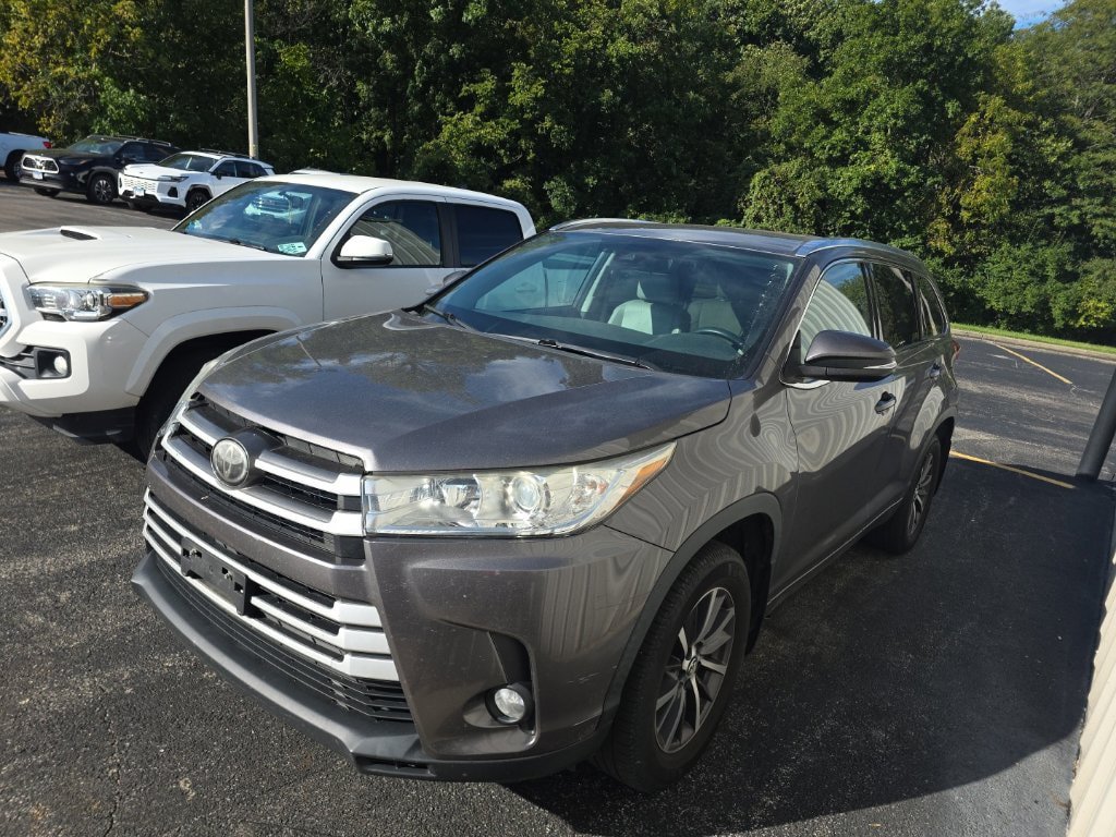 Used 2017 Toyota Highlander XLE AWD/4WD image 1