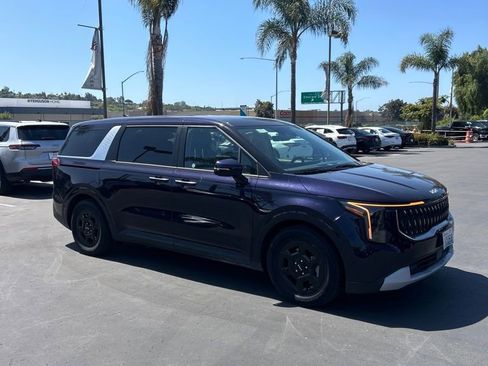 Used 2025 Kia Carnival image 11