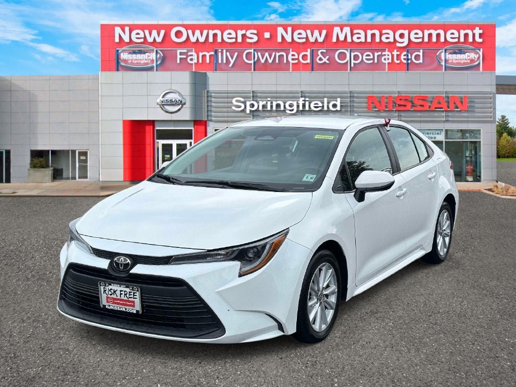 Used 2025 Toyota Corolla LE w/ LE Premium Package FWD image 2