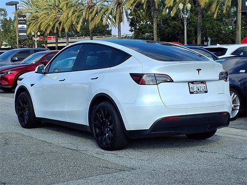 Used 2023 Tesla Model Y Long Range image 3