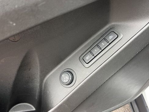 Used 2023 Chevrolet Equinox Premier image 23