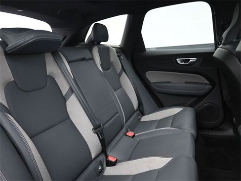 Used 2022 Volvo XC60 B6 R-Design w/ Protection Package Premier image 32