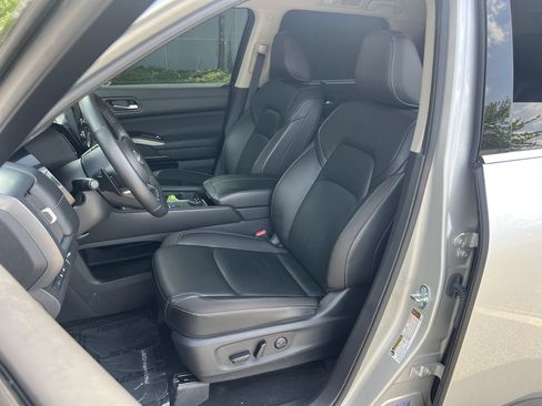 Used 2025 Nissan Pathfinder SL w/ Cargo Package AWD/4WD image 14
