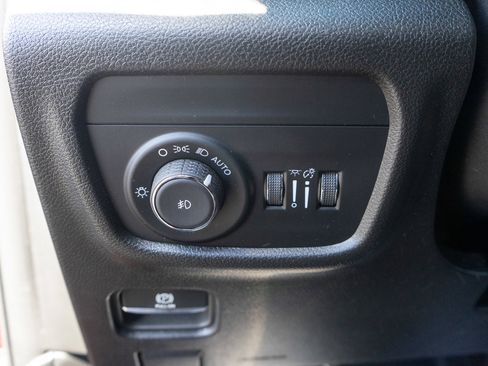 Used 2023 Jeep Grand Cherokee Limited w/ Black Appearance Package AWD/4WD image 17